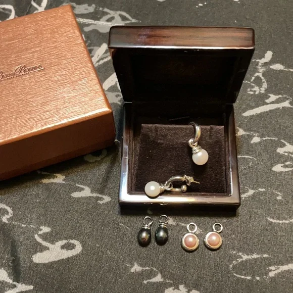 Bernie/Robbins Honora changeable pearl earrings